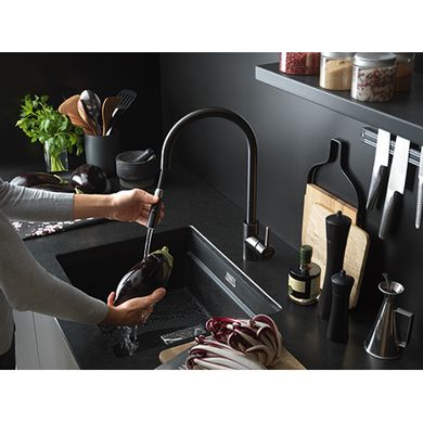Кухонный смеситель Franke Eos Neo Pull Down, с вытяжным изливом и функцией душа (115.0613.671) Индустриальный черный